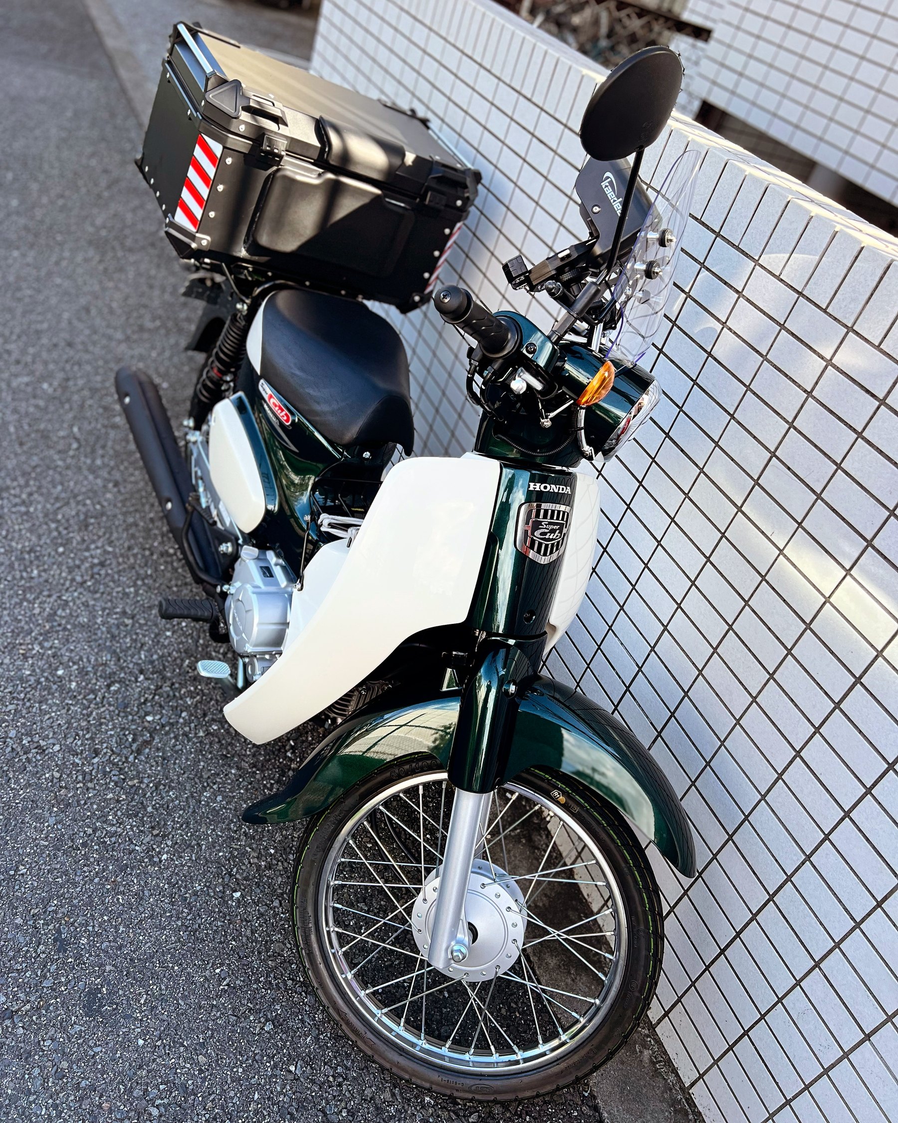 配達用リアボックスを取り付けたスーパーカブ50 AA09